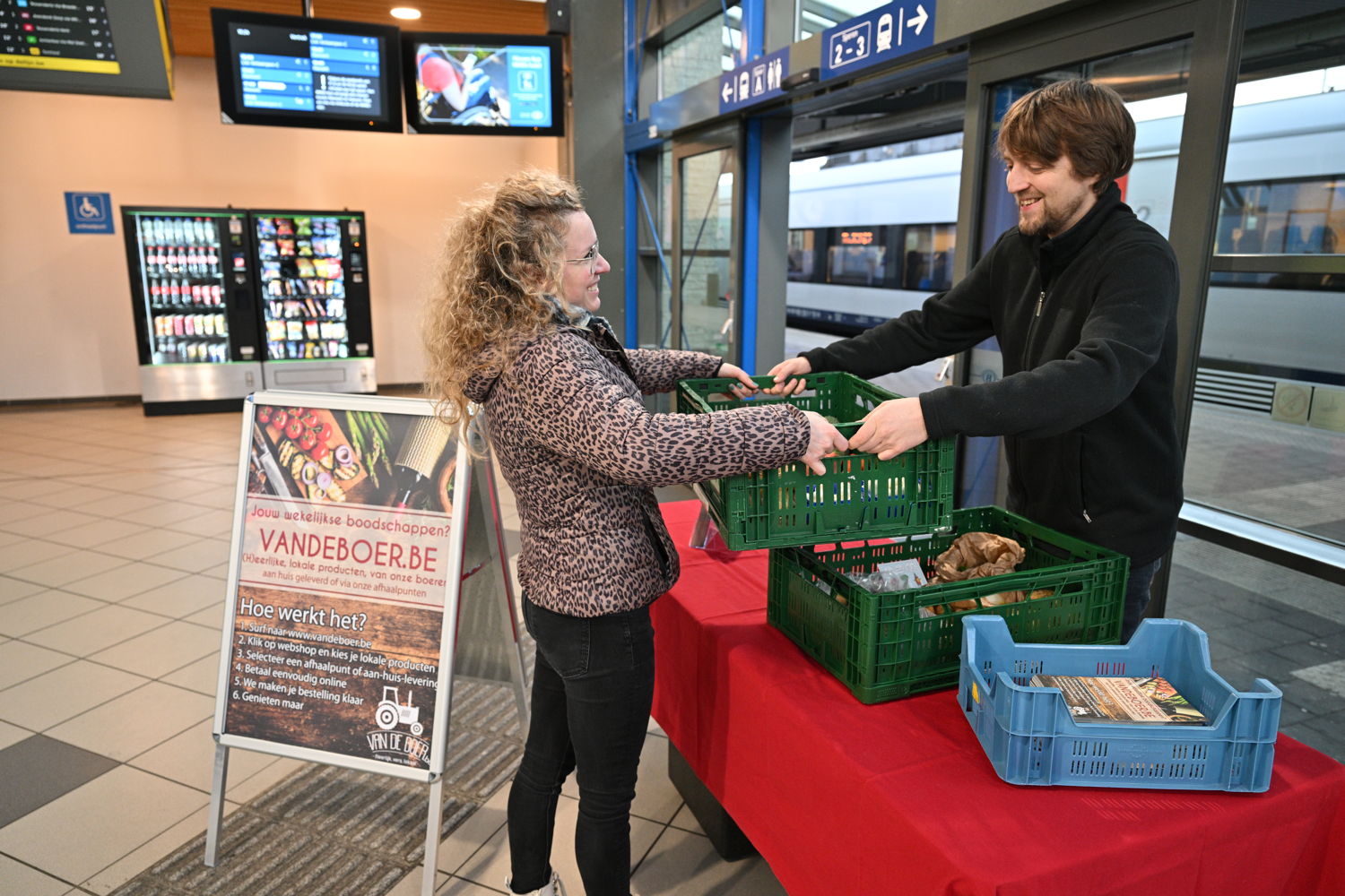 In het station van Mol konden vorige week voor het eerst groenten en fruit worden afgehaald © NMBS