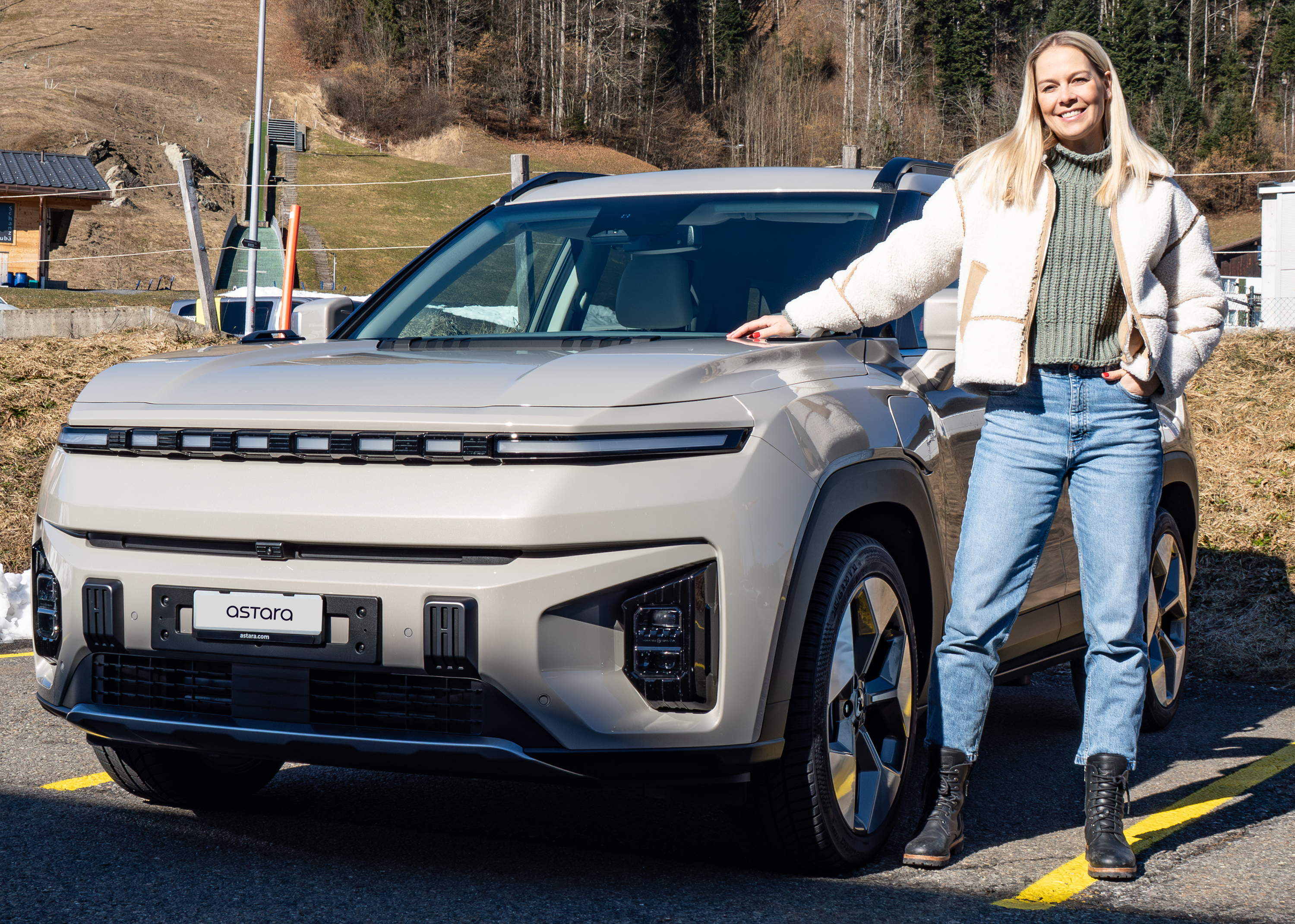 Linda Fäh est la nouvelle ambassadrice de la marque KGM – prête pour une nouvelle aventure au volant du Torres EVX entièrement électrique