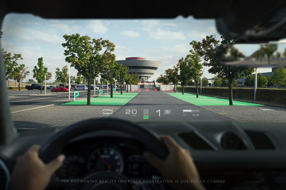  La tecnología de realidad aumentada muestra los espacios disponibles en un estacionamiento y los proyecta en el parabrisas de un Porsche Cayenne