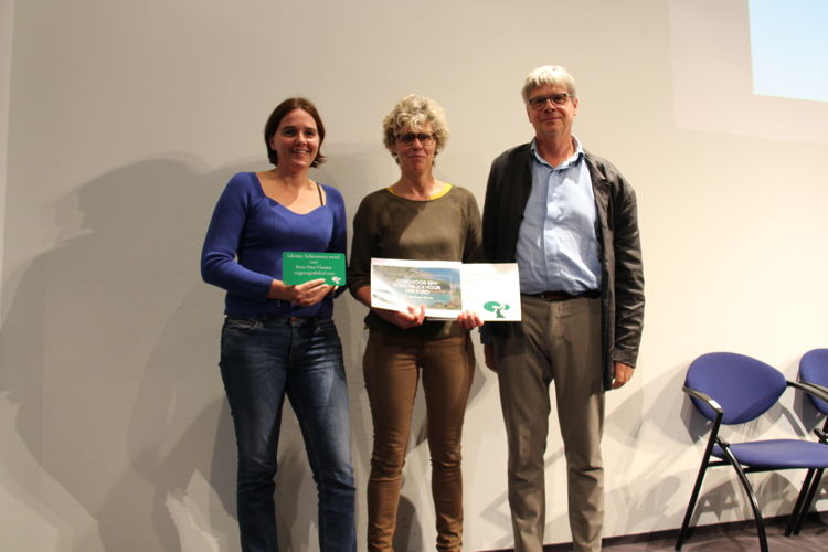 directeur Marc Cromheecke van de Provincie reikt de award uit aan medewerkers Magda Bonnarens en Ann Lagaert van Temse