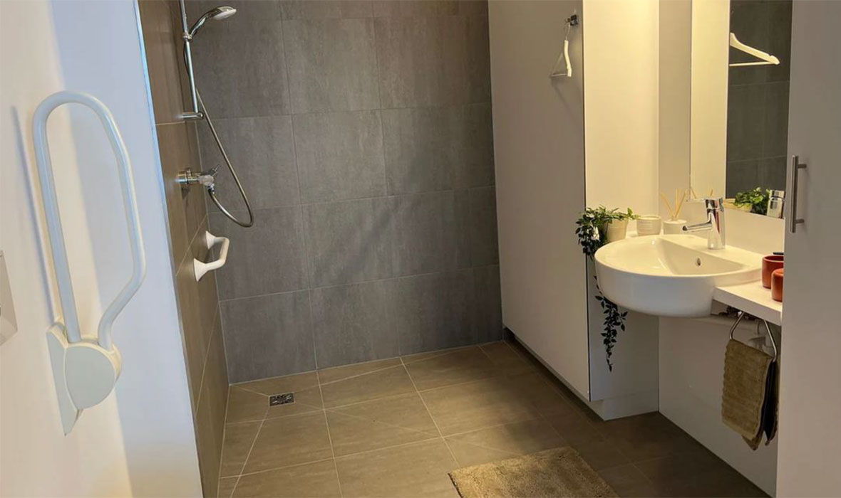 ©Villa Batavia: Salle de bains complète avec douche de plain-pied, lavabo et toilettes. 