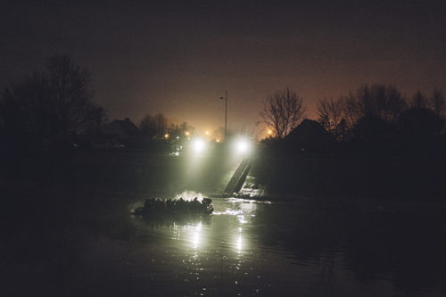 Pendant la nuit du mercredi 24 et du jeudi 25 janvier, une petite embarcation semi-rigide (appelée aussi « small boat ») quittait le canal de Gravelines, près de Grand-Fort-Philippe, dans le nord de la France, en direction de l’Angleterre. La police essayait d’empêcher les dernières personnes d’embarquer le semi-rigide avant qu’il ne prenne le large pour tenter la traversée de la Manche. 25/01/2024, Gravelines, nord de la France. Copyright: Stéphane Lavoué Pendant la nuit du mercredi 24 et du jeudi 25 janvier, une petite embarcation semi-rigide (appelée aussi « small boat ») quittait le canal de Gravelines, près de Grand-Fort-Philippe, dans le nord de la France, en direction de l’Angleterre. La police essayait d’empêcher les dernières personnes d’embarquer le semi-rigide avant qu’il ne prenne le large pour tenter la traversée de la Manche. 25/01/2024, Gravelines, nord de la France. Copyright: Stéphane Lavoué