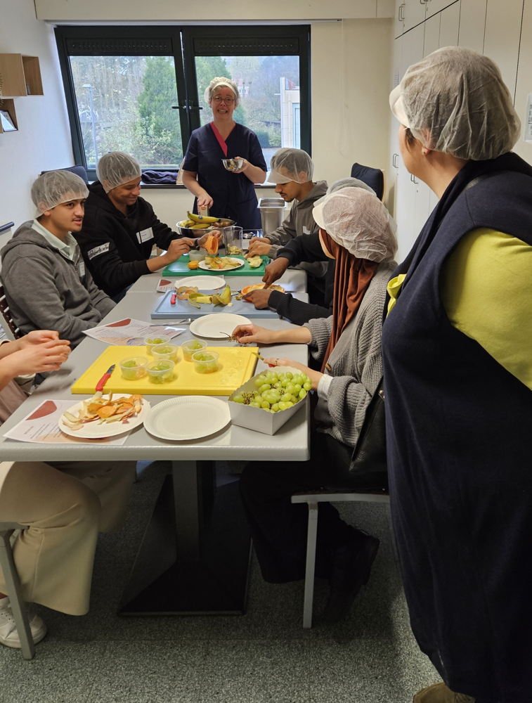Leerlingen van Da Vinci Campus maken fruitpap in Kinderverblijf Glorieux
