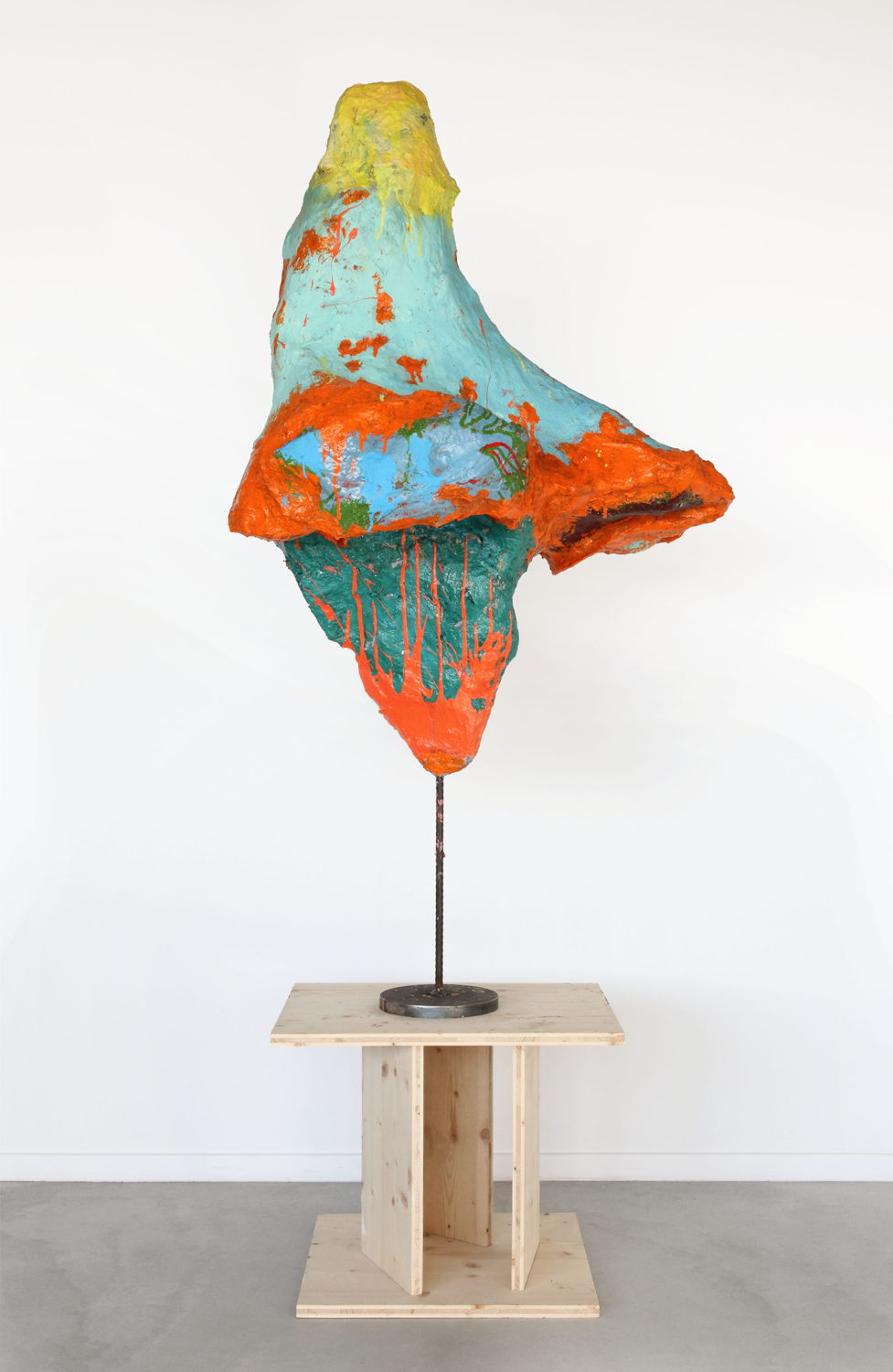 FRANZ WEST, Zäh und zahm, 2011. Papier-mâché, styrofoam, acrylic, steel, artist pedestal.
155 x 86 x 50 cm. ©Archiv Franz West