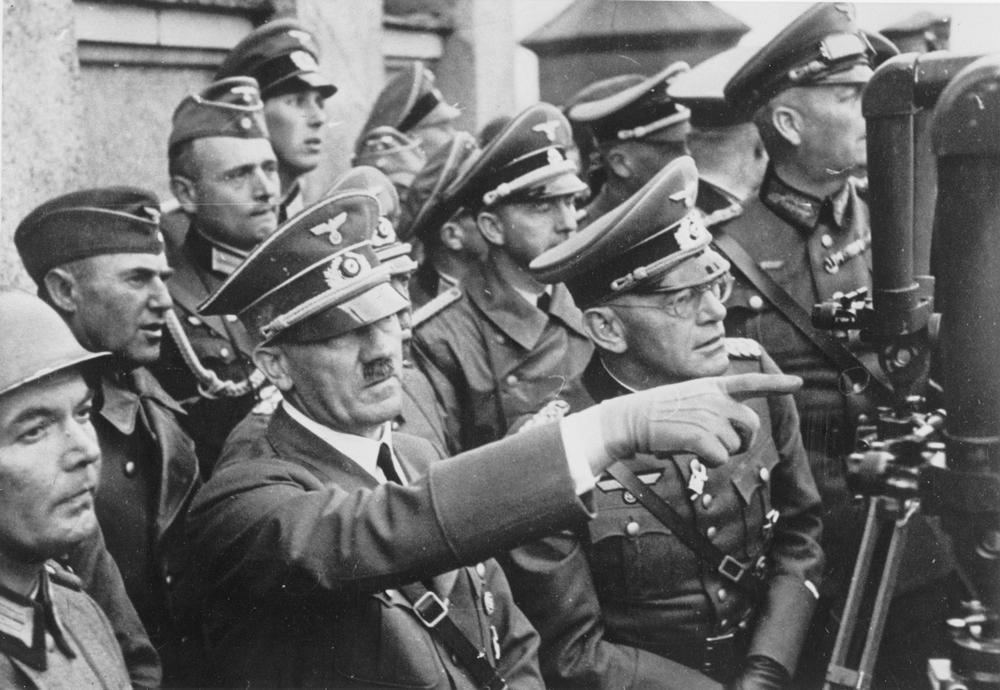 AKG104958 Hitler visiting the German positions outside Warsaw ©akg-images