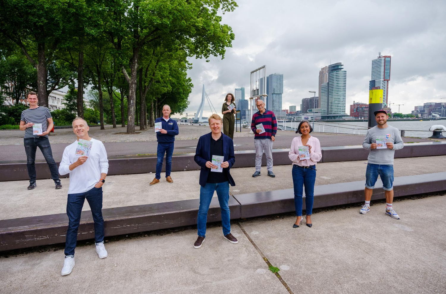 V.l.n.r.: Jeffrey van 'Urban Sketchers Rotterdam', Pieter van 'GayRotterdam', Gerrit van 'Havenvrienden Rotterdam', directeur Facebook Benelux Arno Lubrun, Suzanne van 'Gratis af te halen Rotterdam en omstreken', Wim van 'Architectuur Rotterdam Stereo 3D', Yustine van 'International Women's Networking Group Rotterdam' en Raymond van 'Plantenasiel Rotterdam'. Fotocredits: Photo Republic. 