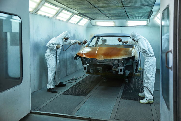 For a one-off vehicle like the ŠKODA MOUNTIAQ, every step
of the production process, like applying the Orange Sunset
paint finish, is done by hand.
