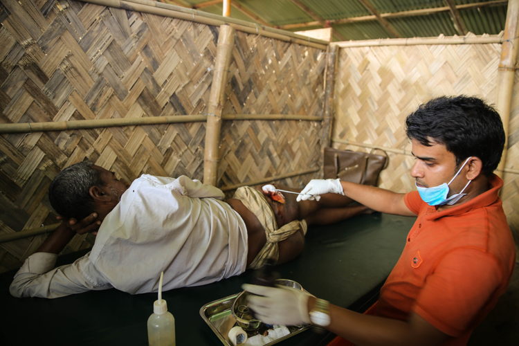 Cet homme se fait soigner pour une blessure par balle qu'il a reçue pendant son trajet du Myanmar vers le Bangladesh. © Mohammad Ghannam