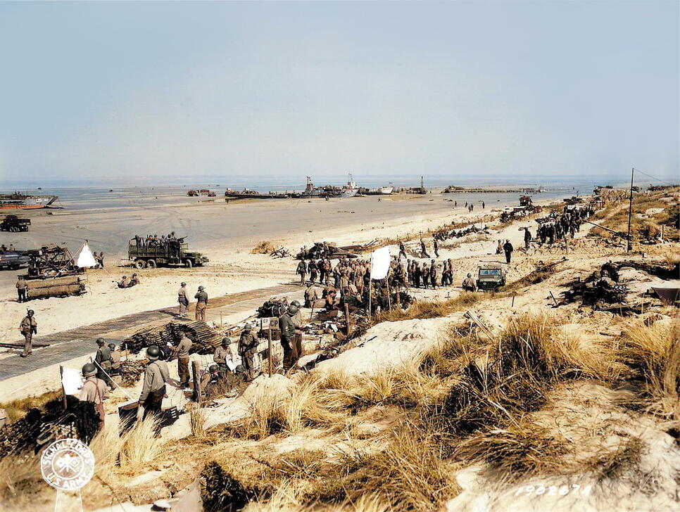 Establishment of the US bridgehead on Utah Beach with soldiers of the 1st Engineer Special Brigade and the 2nd Naval Beach Battalion (US Navy minesweepers) in the beach section "Uncle Red". AKG9255551 © akg-images