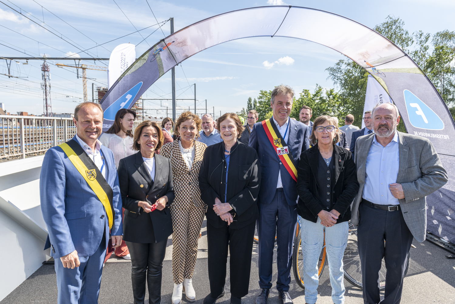 vlnr: schepen Bart Van Thuyne, gouverneur Carina Van Cauter, minister Lydia Peeters, Anna Bovyn, weduwe Jacques Rogge, burgemeester Jan Vermeulen, gedeputeerde Riet Gillis en Werner Van den Stockt van EFRO