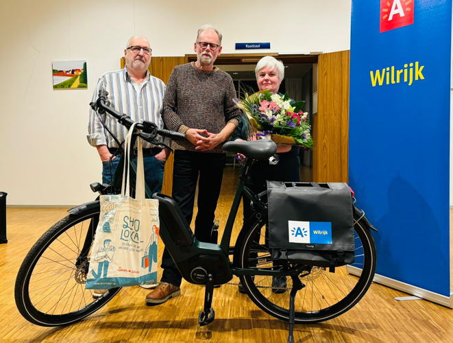 Winnaar Wim Vermeulen (midden) en de uitbaters van Bakkerij De Hert