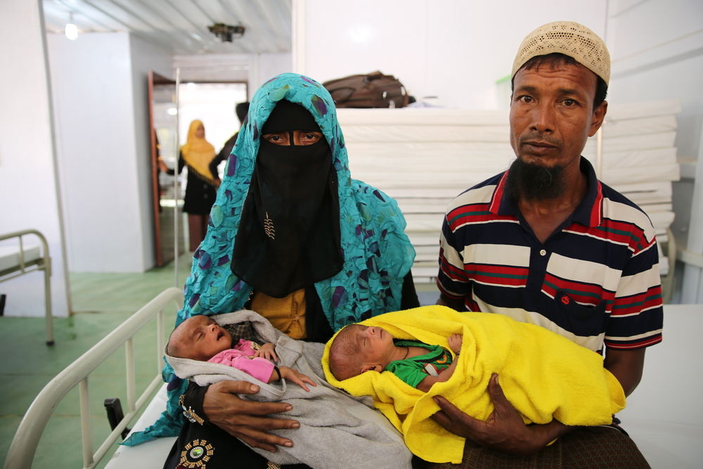 Ces jumeaux ont 22 jours. Ils sont nés dans l'hôpital MSF qui soignent les réfugiés Rohingya au Bangladesh. Ils souffrent de malnutrition sévère © Mohammad Ghannam