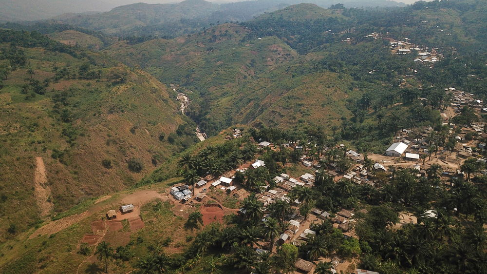 Aerial view of Gengere 1 refugee camp and Kakoy river at the back, Ituri province. | Photographer: Fanny Hostettler/MSF | Location: Ituri | Date: 15/01/2025