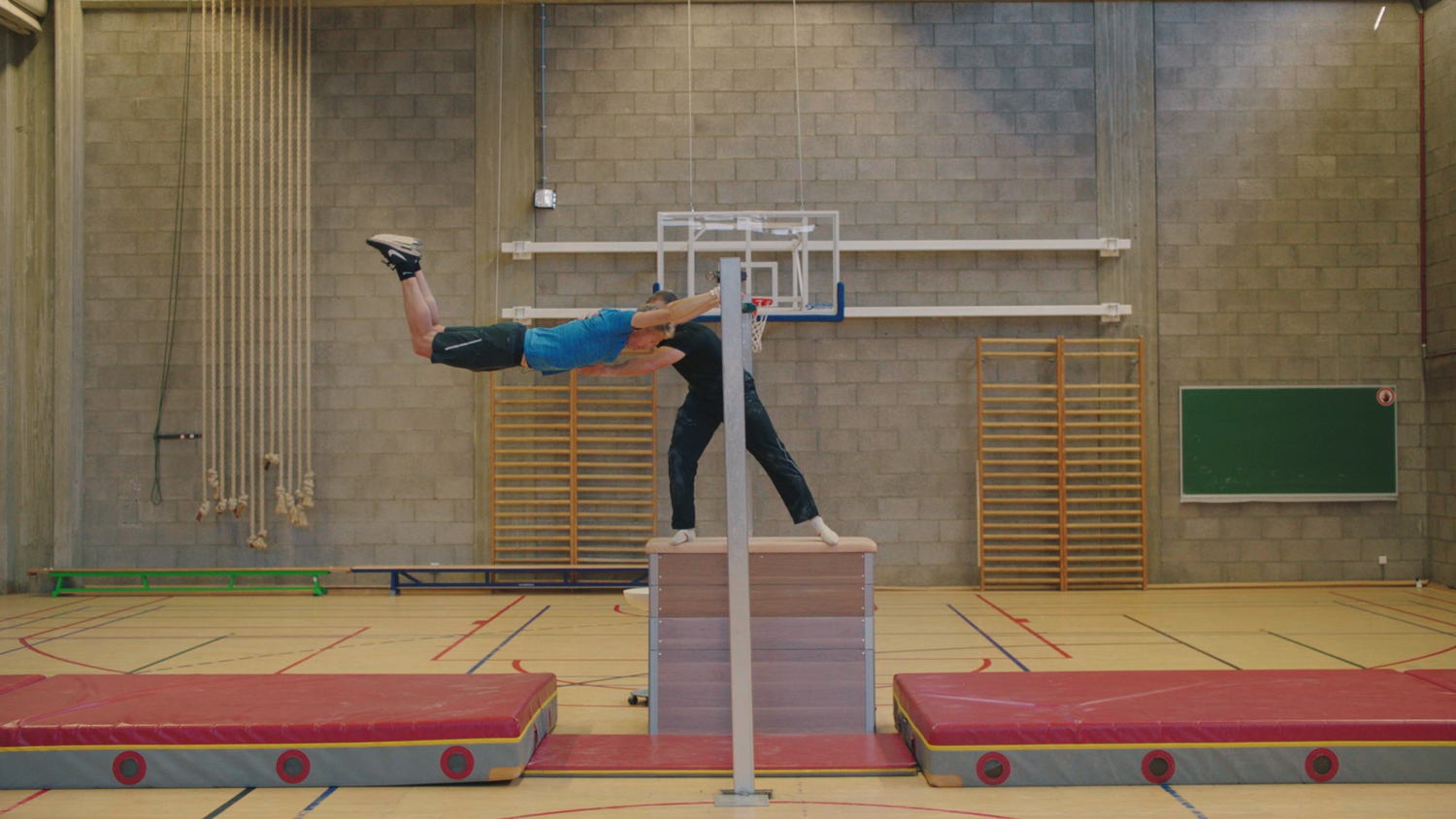 Maarten aan de rekstok - (c) VRT /  De Mensen