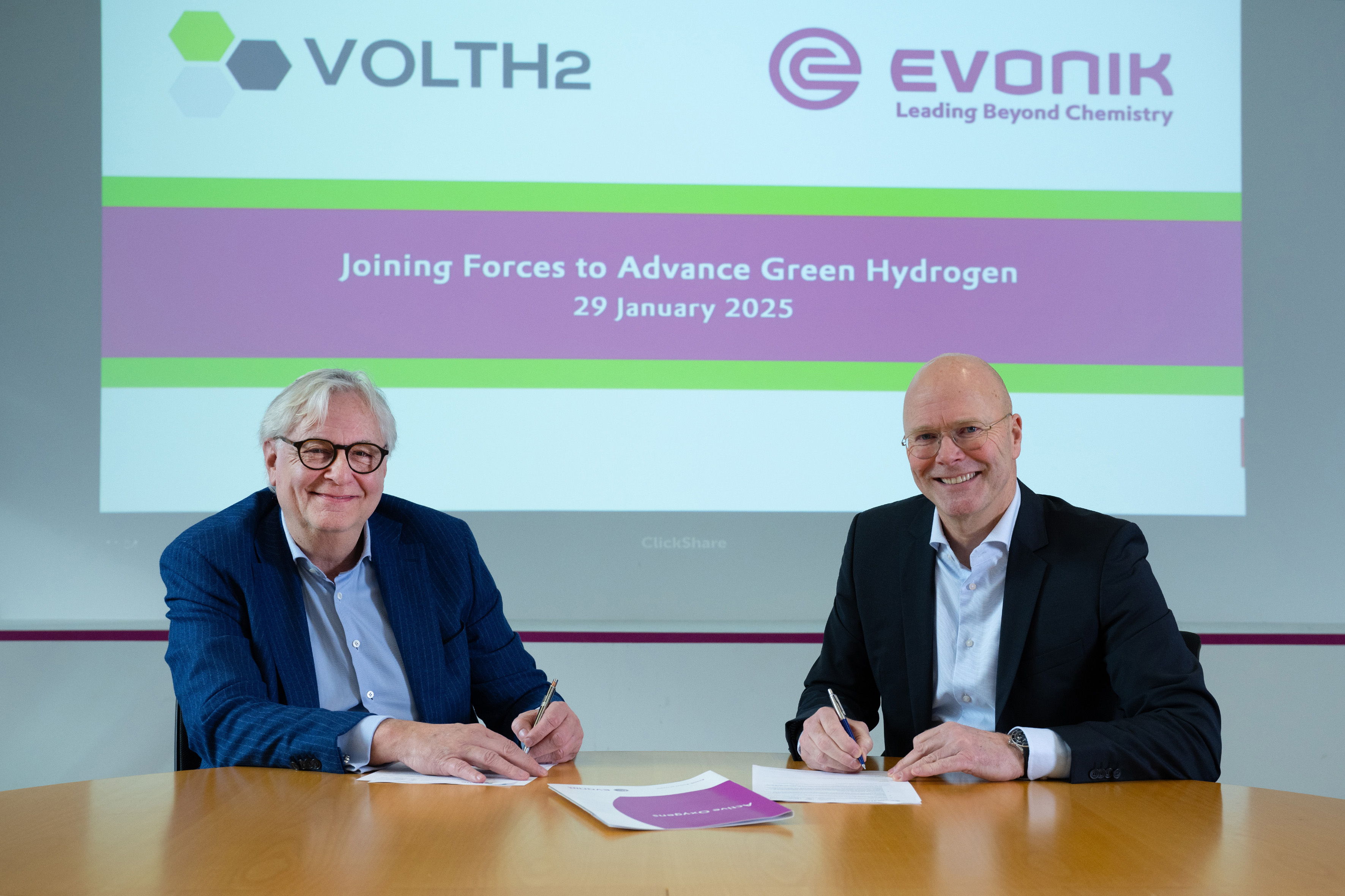 From left to right: André Jurres, CEO VoltH2, and Peter Metten, Managing Director Evonik Peroxide Netherlands