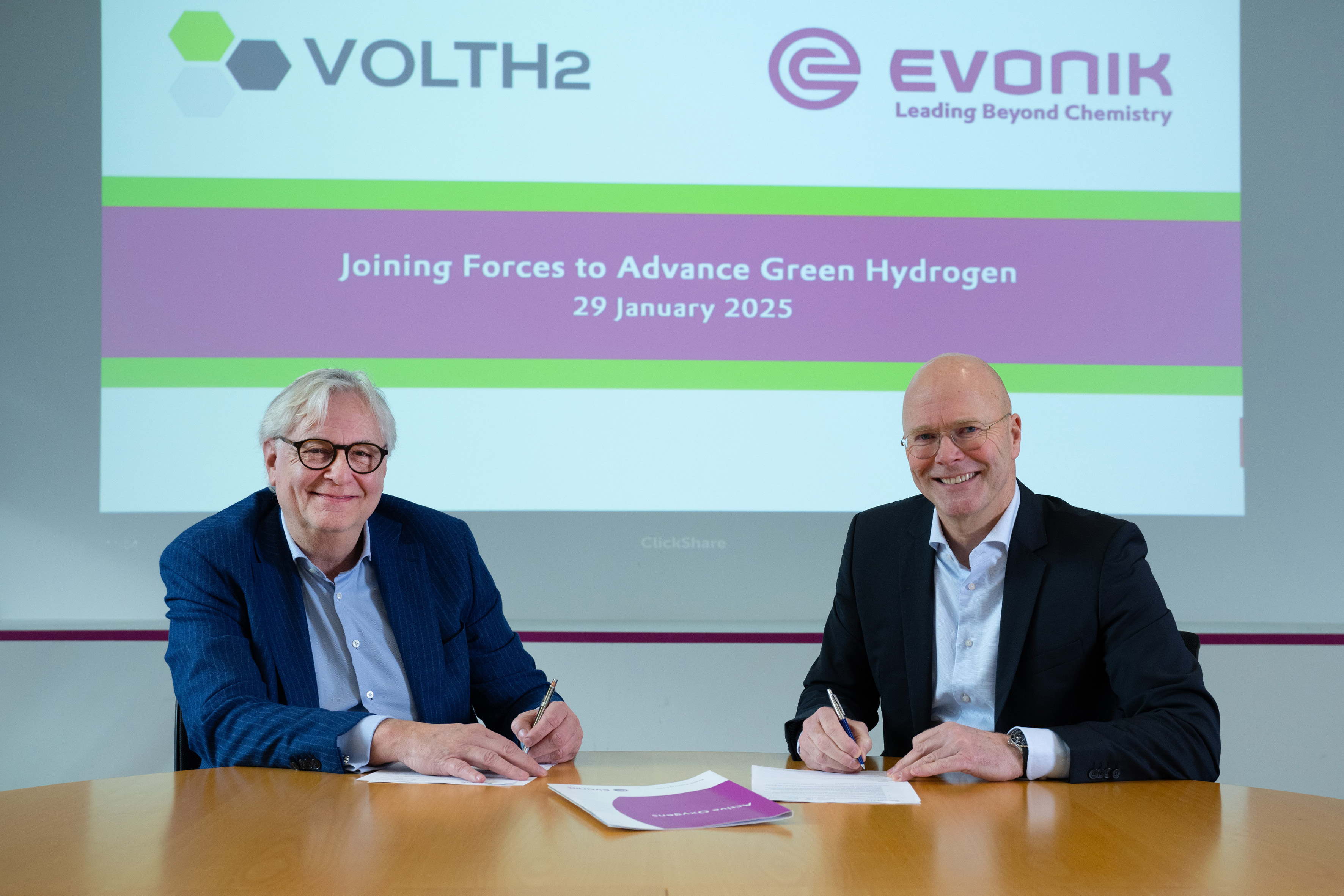 Evonik en VoltH2 sluiten langetermijn partnership voor groene waterstof in Delfzijl