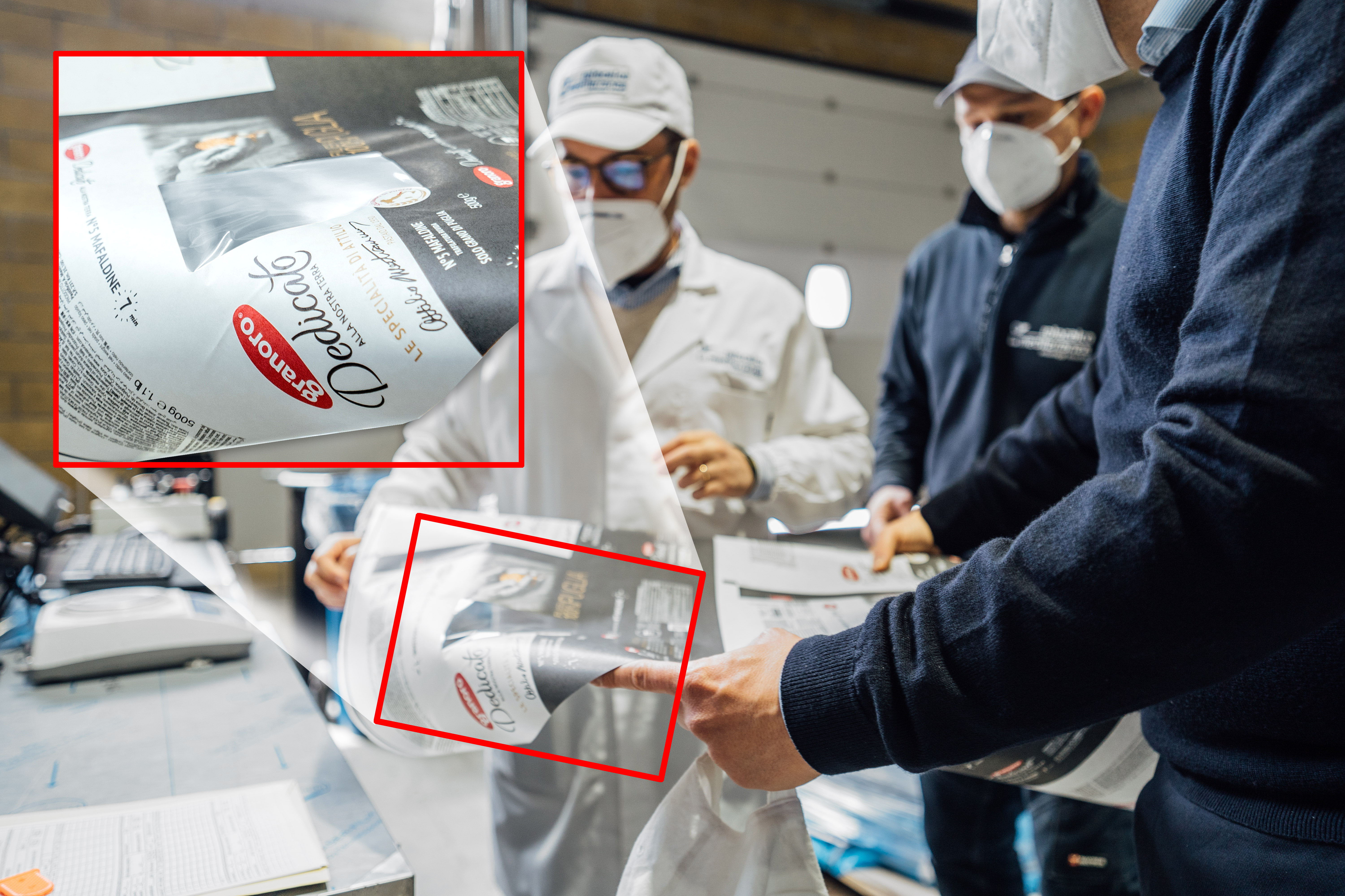 Soluzione di packaging finestrato prodotto da Rotomed sull’accoppiatrice BOBST NOVA SX 550 con taglio laser SEI in linea. L’imballaggio è stampato in rotocalco sulla macchina BOBST RS 4004. Soluzione di packaging finestrato prodotto da Rotomed sull’accoppiatrice BOBST NOVA SX 550 con taglio laser SEI in linea. L’imballaggio è stampato in rotocalco sulla macchina BOBST RS 4004.