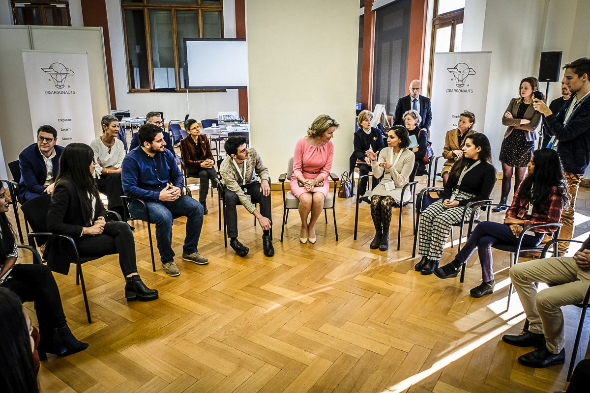 Sa Majesté la Reine en conversation avec les étudiants internationaux