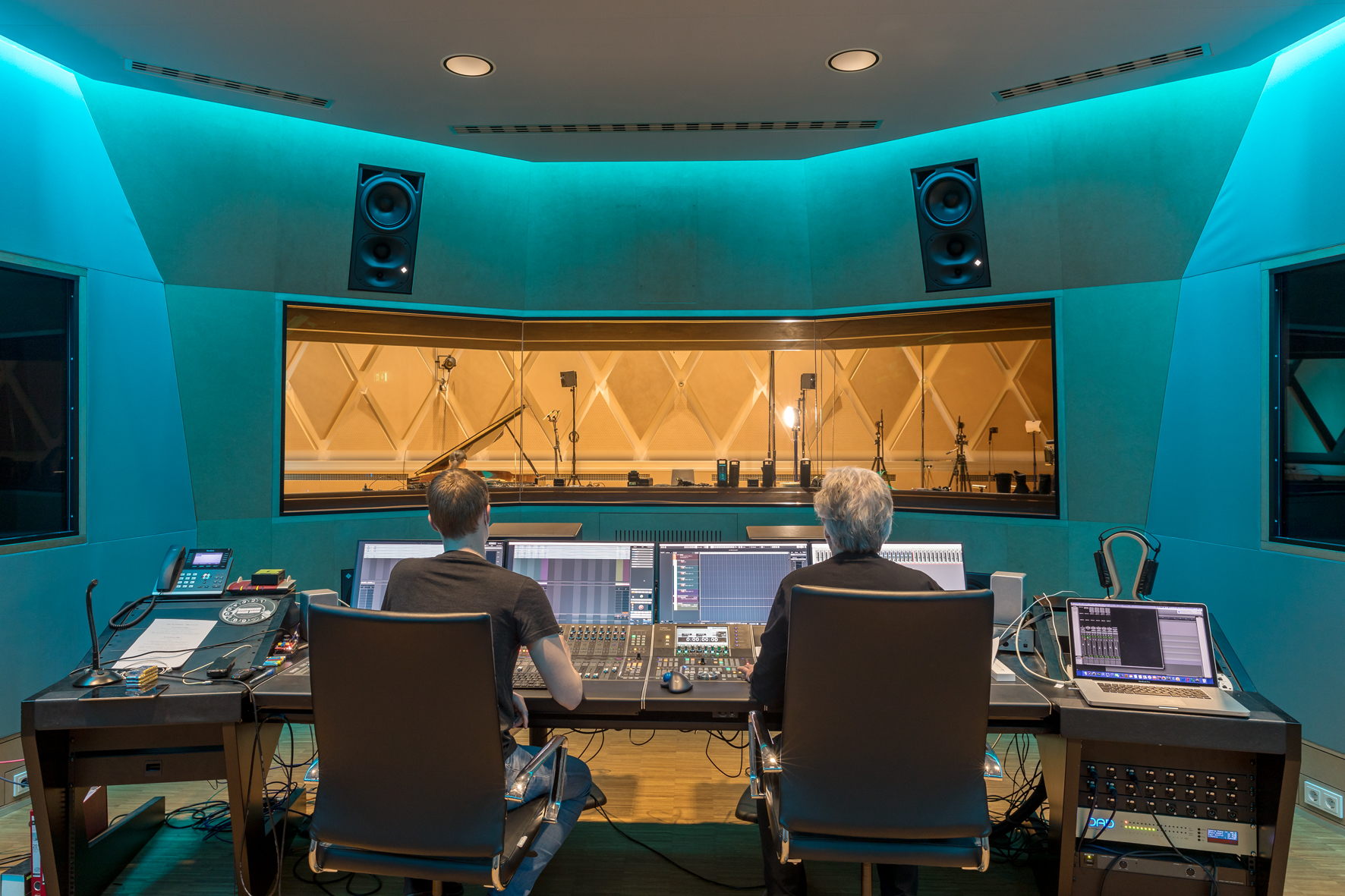 Ole Bunke (links) und Gregor Zielinsky bei der Arbeit in der an den großen Aufnahmesaal angrenzenden Regie. Zwei Neumann KH 420 kommen als Stereo-Hauptmonitore zum Einsatz