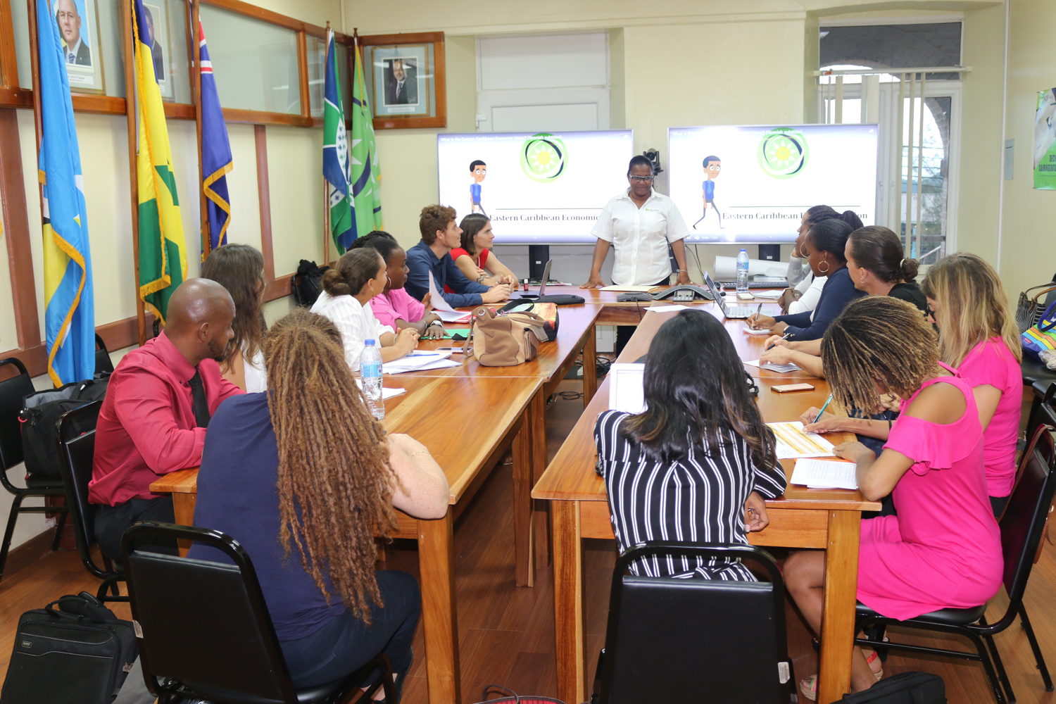 Lisa SARGUSINGH-TERRANCE, Chargée de Mission au service Éducation de l'O.E.C.O présentant l'organisation aux futurs professeurs de Martinique et Guadeloupe en immersion à Sainte-Lucie dans le cadre du projet INTERREG ELAN