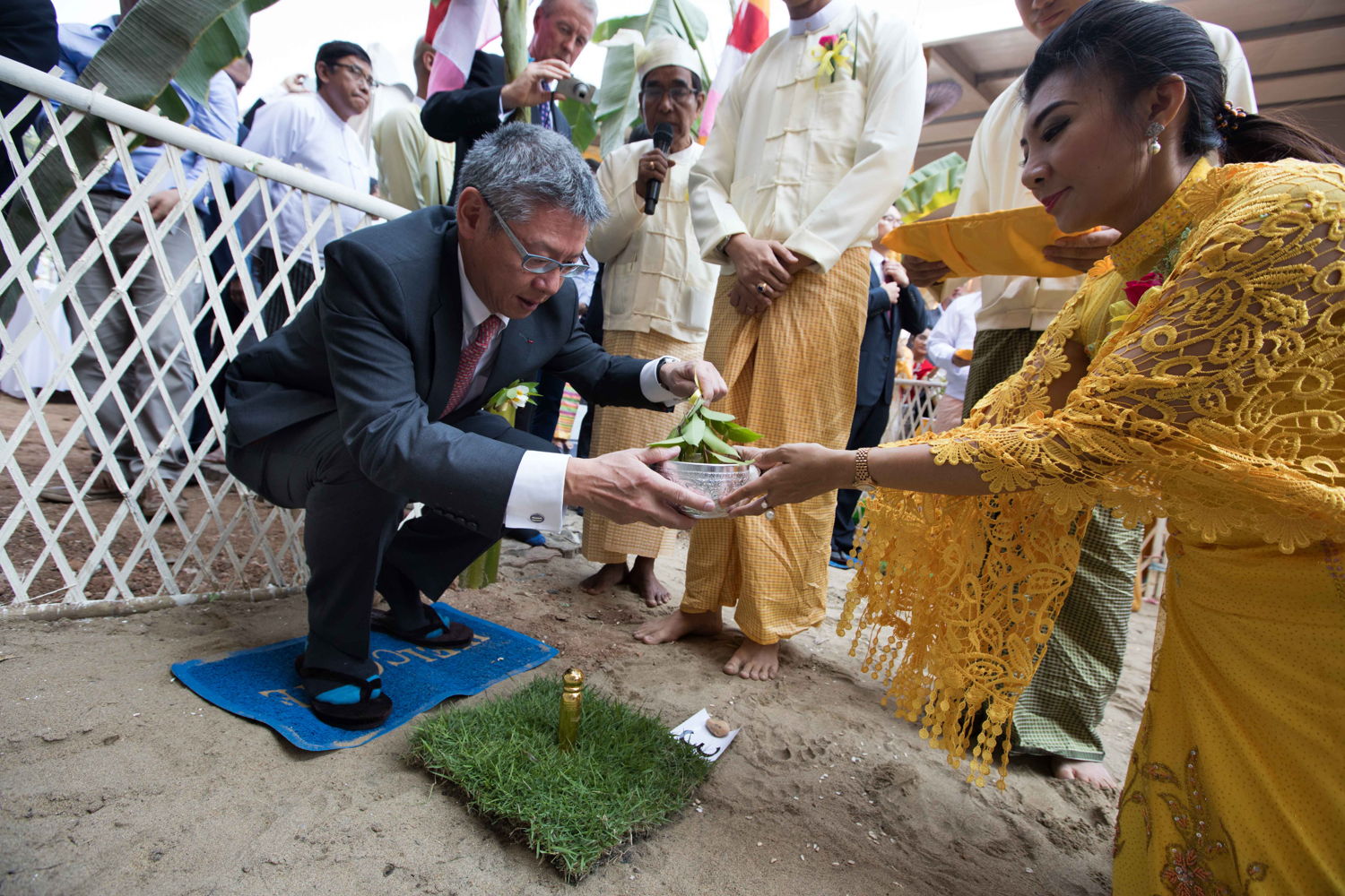 Clement K.M. Kwok, director general y CEO de The Hong Kong and Shanghai Hotels Limited en la  tradicional ceremonia de colocación de la primera piedra en Yangon, Birmania de The Peninsula Yangon