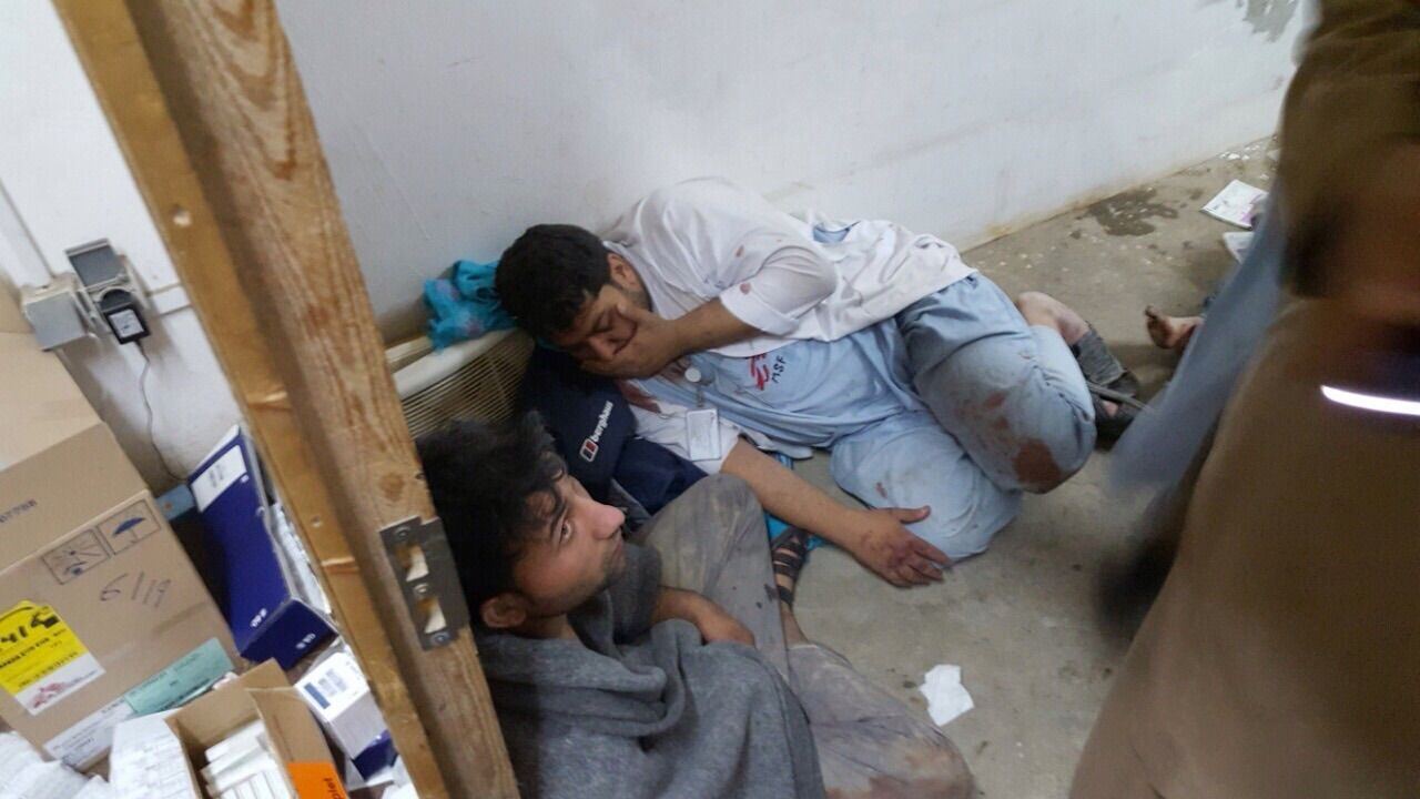 © MSF
Deux collaborateurs de MSF sous le choc après l’attaque de l’hôpital de MSF à Kunduz, en Afghanistan, par l’armée américaine le 3 octobre.
