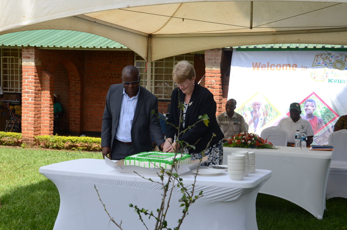 Dr Jacqueline Hughes, ICRISAT Director General with Dr Jerome Nkhoma, Director of Agriculture Extensions, Malawi