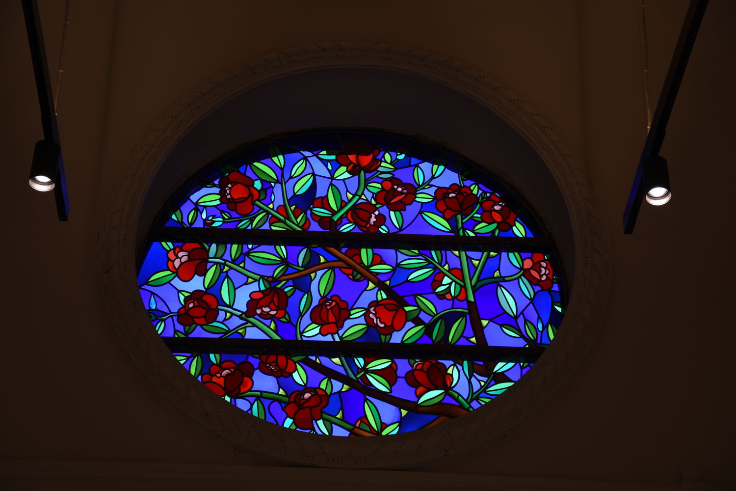 Glasraam in de Sint-Gertrudiskapel, ontwerp Ben Sledsens