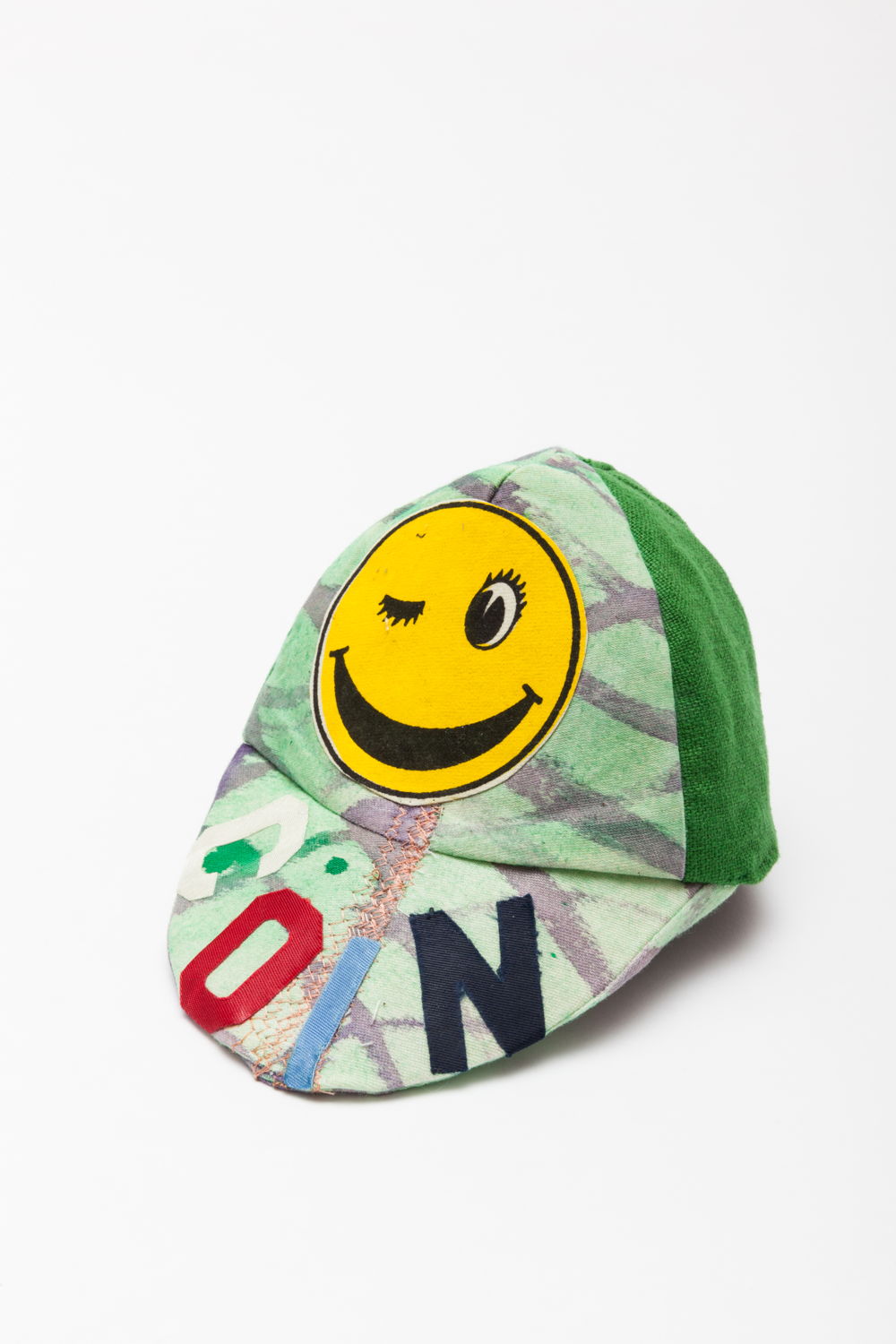 Francis Upritchard, Coin Hat, 2016. Medium Fabric, aluminium mesh, leather with buckle, bronze badge. Courtesy of the artist and Kate Macgarry, Londen