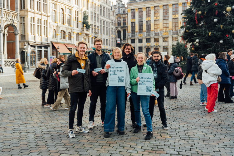Marte Greefs en team met pancarte voor Brussel op Brusselse markt
