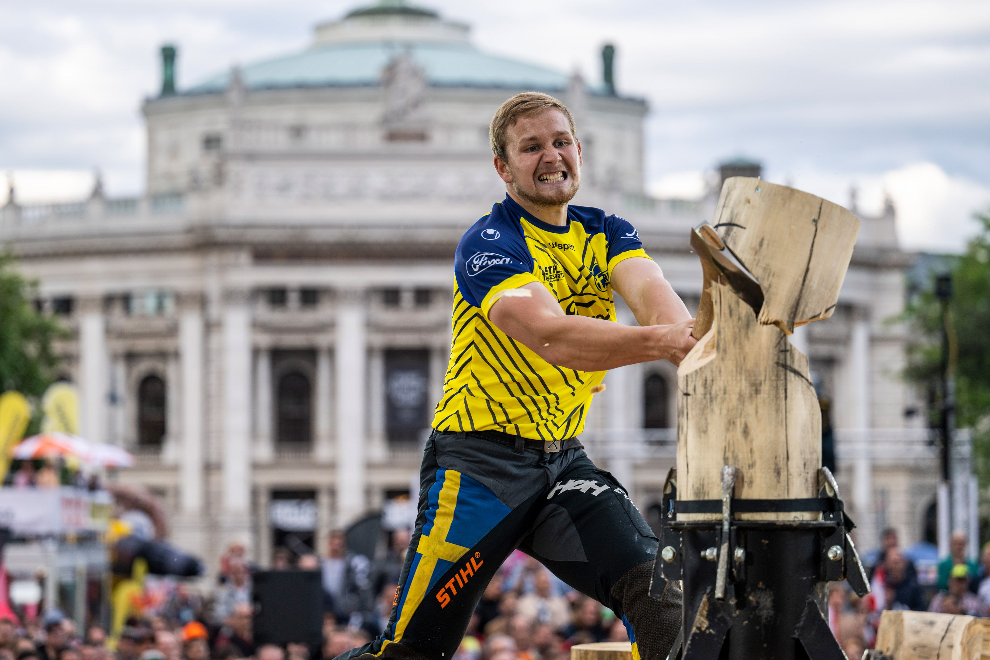 De Zweed Emil Hansson in actie bij de Standing Block Chop tijdens de World Trophy 2022.
