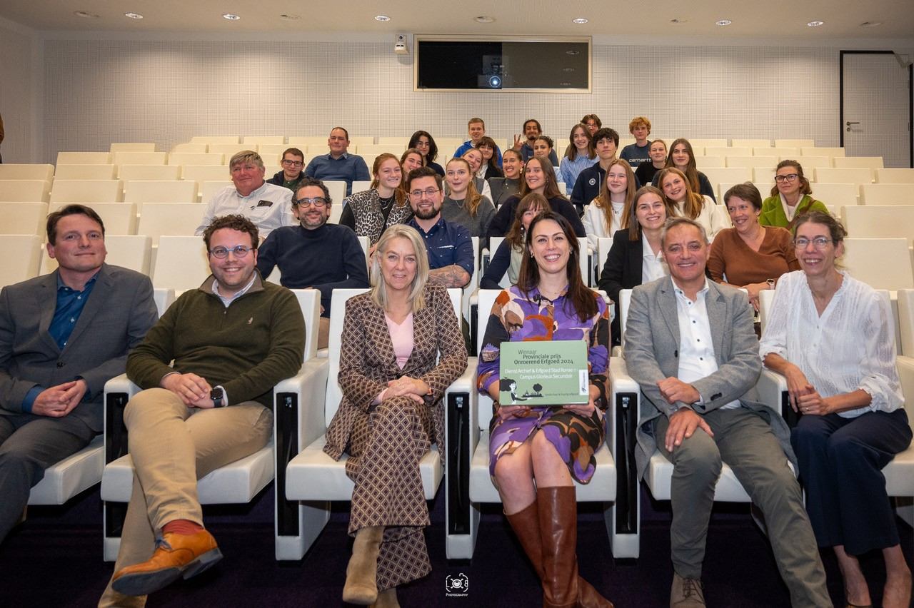 Gedeputeerde An Vervliet met de winnaars van Stad Ronse en leerlingen van Campus Glorieux Secundair