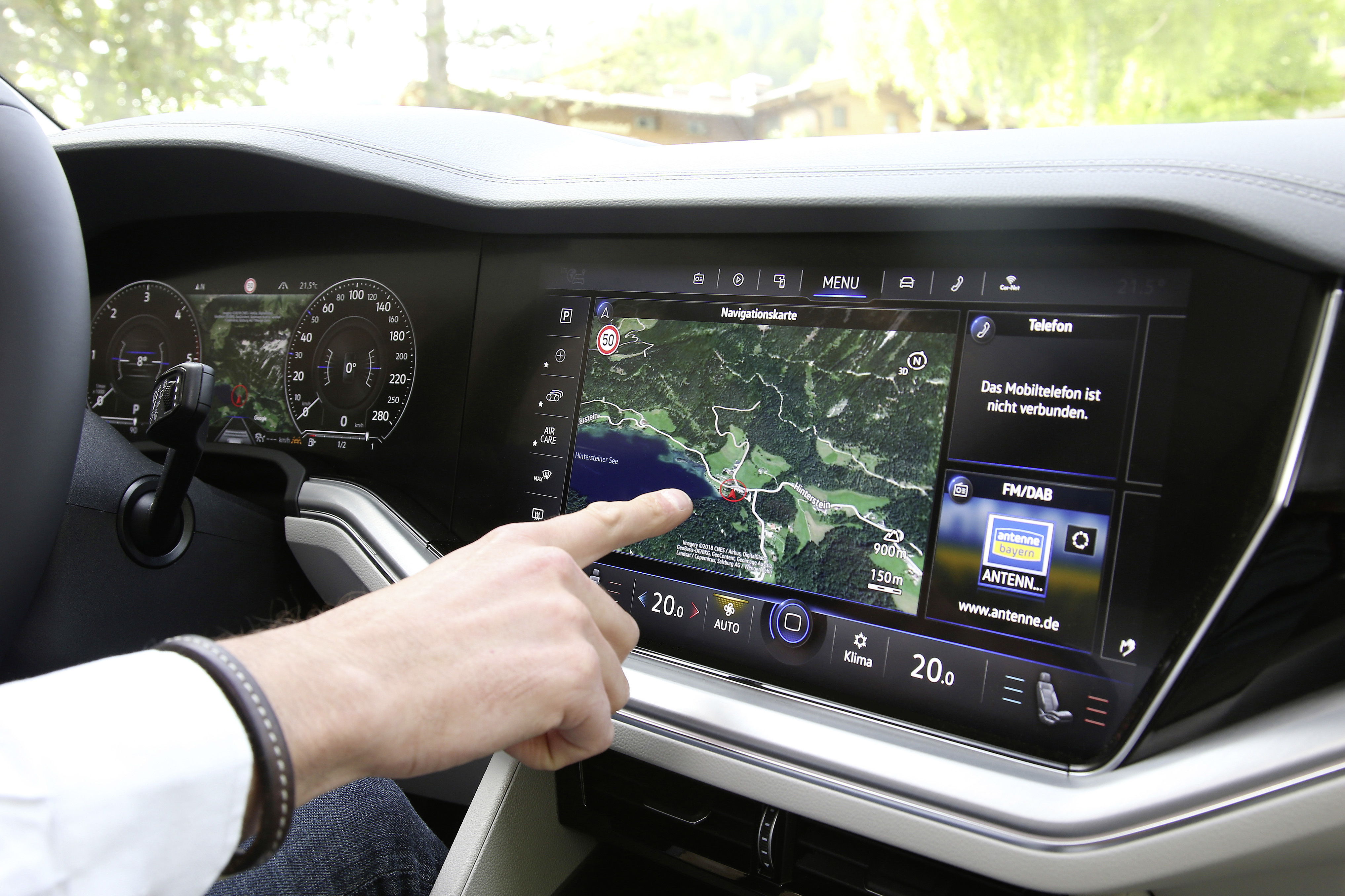 Con la pantalla concepto de operación digital Volkswagen presenta Innovision Cockpit, que se lanzó con el nuevo Touareg. El concepto completamente funcional fusiona la Active Info Display con el sistema de Infoentretenimiento. Las funciones se operan con una pantalla táctil, comandos de voz o control de gestos.