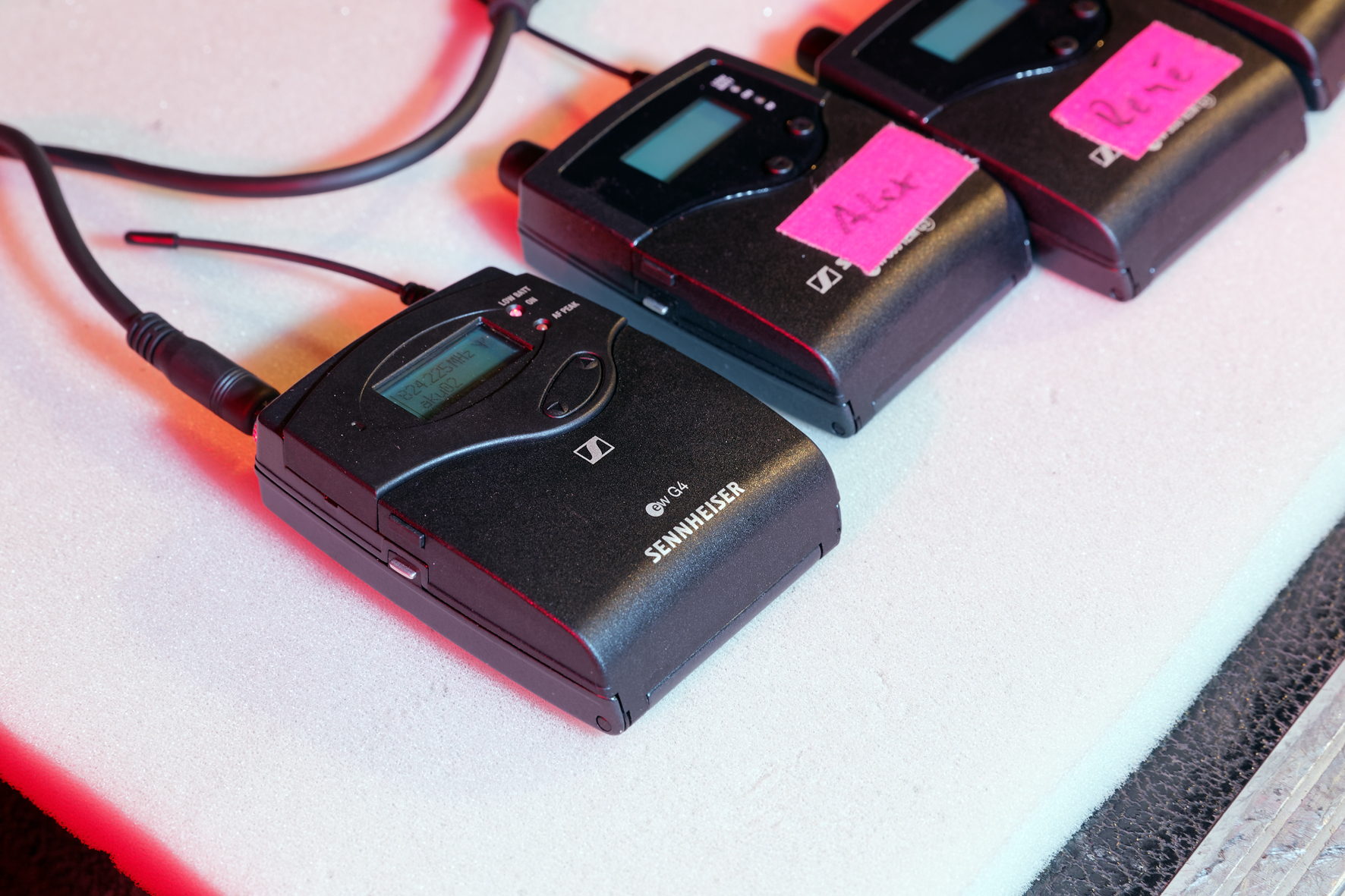 Die EK 300 IEM G3 Bodypack-Empfänger (rechts) bieten Funktionen wie adaptive Diversity, einen schaltbaren HiBoost sowie einen mehrstufigen Limiter.
Die EK 300 IEM G3 Bodypack-Empfänger (rechts) bieten Funktionen wie adaptive Diversity, einen schaltbaren HiBoost sowie einen mehrstufigen Limiter.
