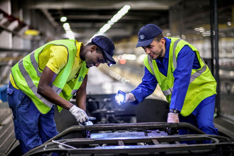 Twee technici van de NMBS aan het werk. (Foto: NMBS)