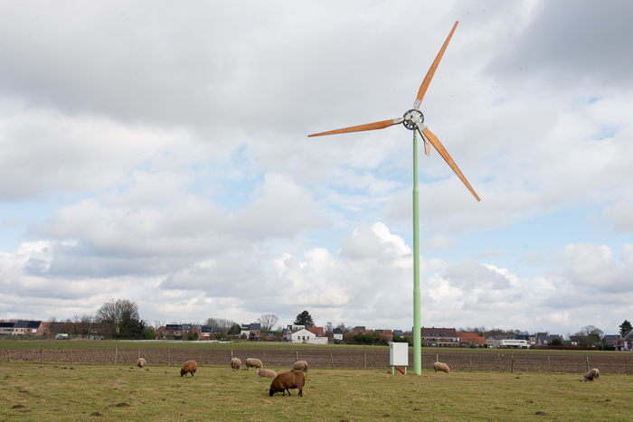 Dankzij de windmolens, zonnepanelen, moderne stallen en luchtwasser voldoet het landbouwbedrijf van Jan reeds aan de maatregelen van het Stikstofdecreet voor 2030.  