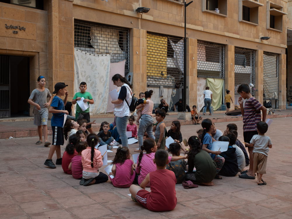 Een AZG-medewerker organiseert activiteiten voor de kinderen van het Azareh opvangcentrum. Beiroet, Libanon, 11 oktober 2024. (c) Antoni Lallican/Hans Lucas