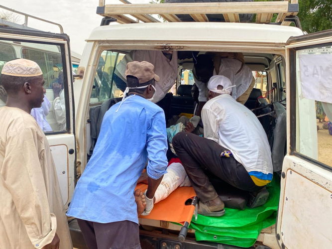 Les blessés de guerre soudanais fuyant les violences et le conflit à El-Geneina affluent vers l'hôpital d'Adré, au Tchad.  © Johnny Vianney Bissakonou/MSF