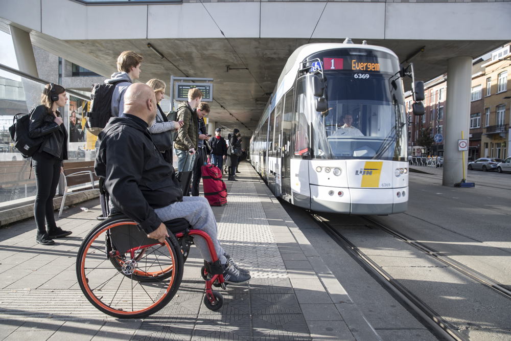 Rolstoelgebruikers moeten op 5 lijnen niet meer reserveren. Hier: tram 1 in Gent. (foto: Stefaan Van Hul) Rolstoelgebruikers moeten op 5 lijnen niet meer reserveren. Hier: tram 1 in Gent. (foto: Stefaan Van Hul)