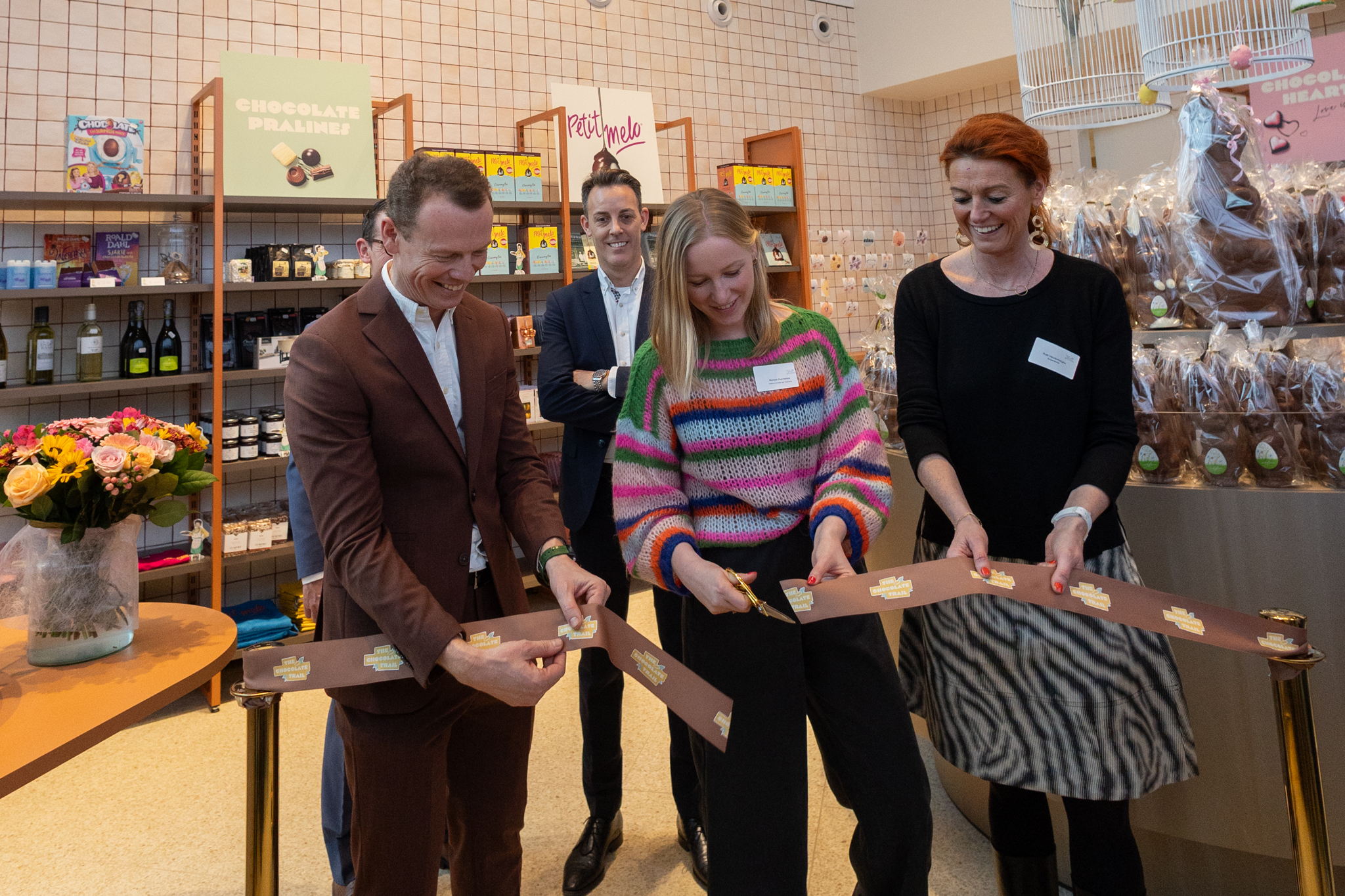 Jelle Vandenbulcke -CEO Vandenbulcke Chocolatier-, Melissa Depraetere - ministre flamande du tourisme- et Ruth Vandenberghe - bourgmestre de Courtrai-.