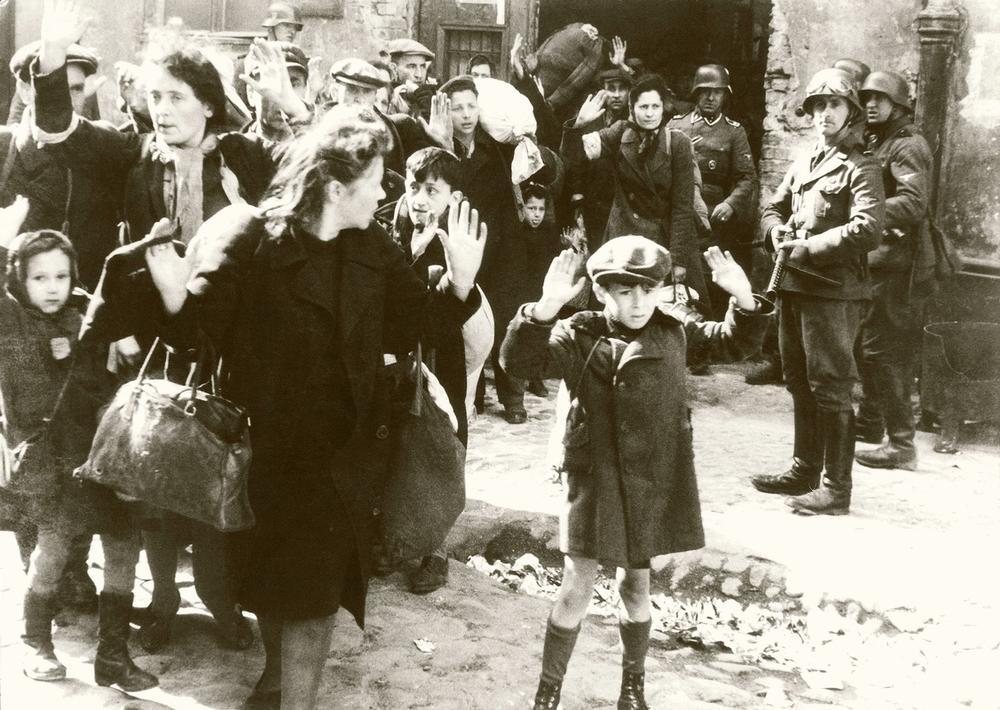 AKG820419 Warsaw Ghetto Uprising ©akg-images