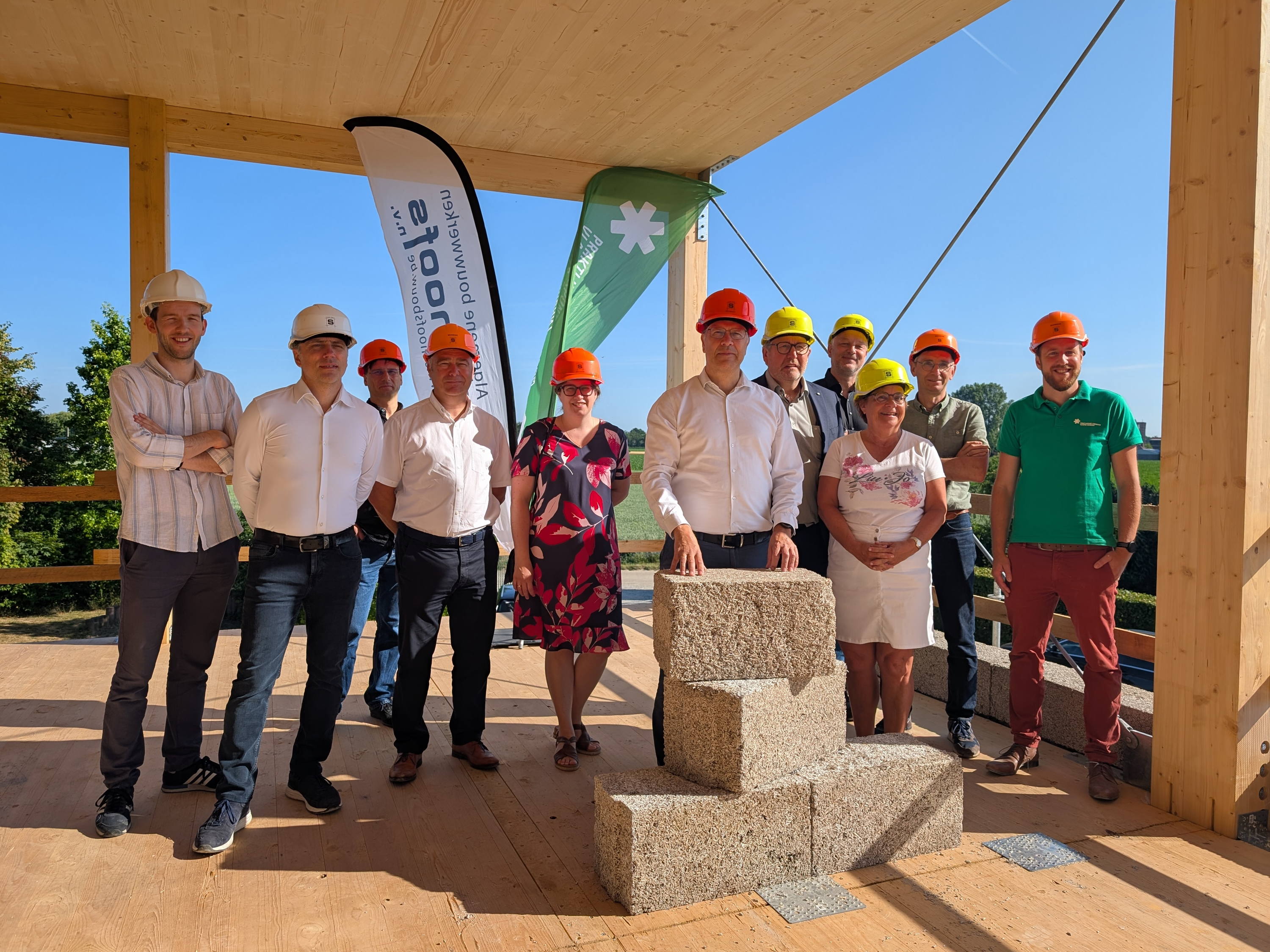 Eerste steenlegging kantoorgebouw Praktijkpunt Landbouw