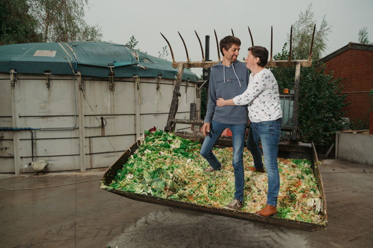 Opwekkers Bart en Mieke bij hun biogasinstallatie ©Illias Teirlinck