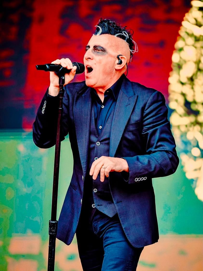 Maynard James Keenan relies on the MM 435 capsule with the Digital 6000 wireless system to deliver the clarity and consistency needed to move seamlessly between two very different live productions. (Photo Credit: Henry Ruggeri)
