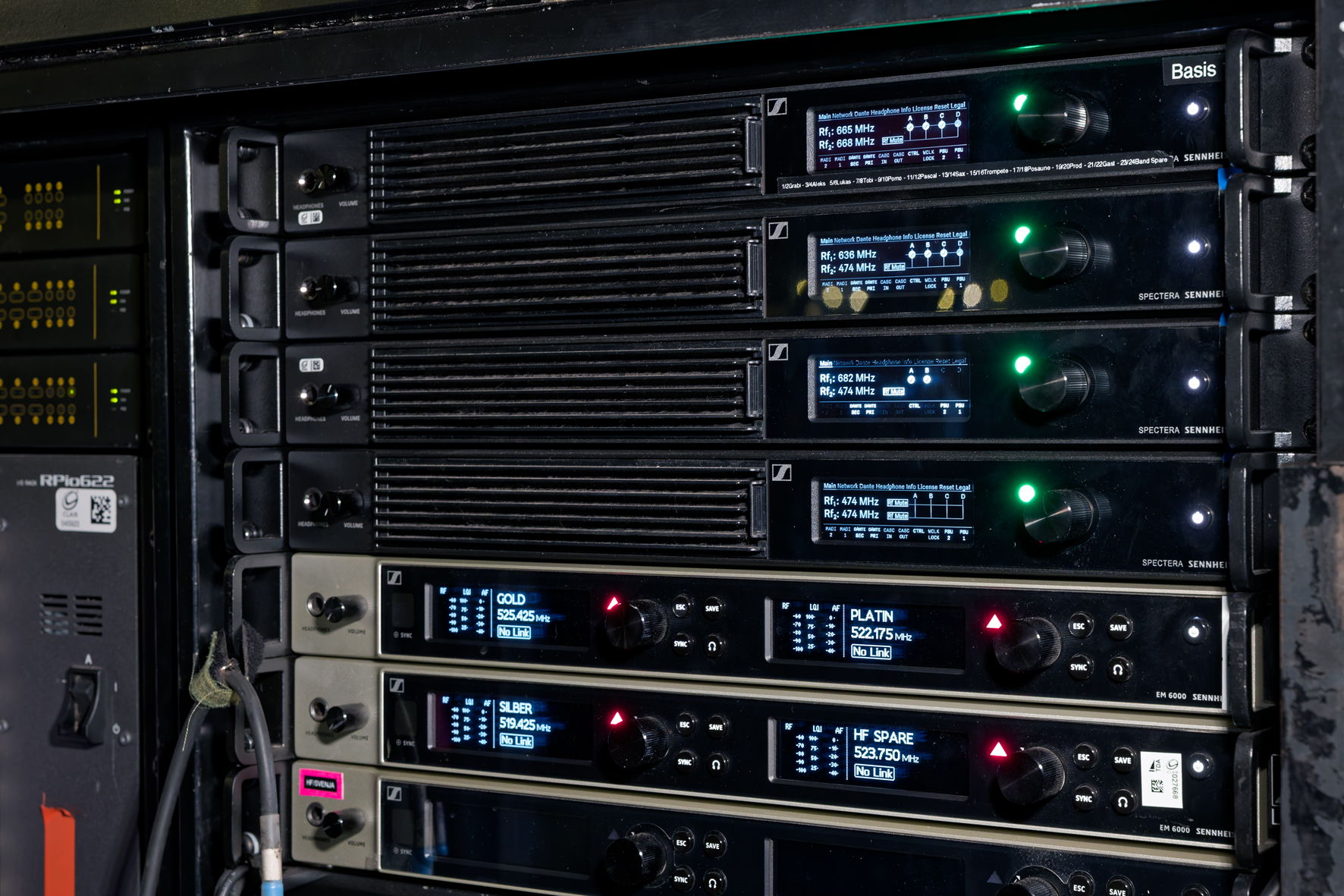 Die vier Spectera Base Stations über den Empfängern der Schmalbandserie Digital 6000 Die vier Spectera Base Stations über den Empfängern der Schmalbandserie Digital 6000