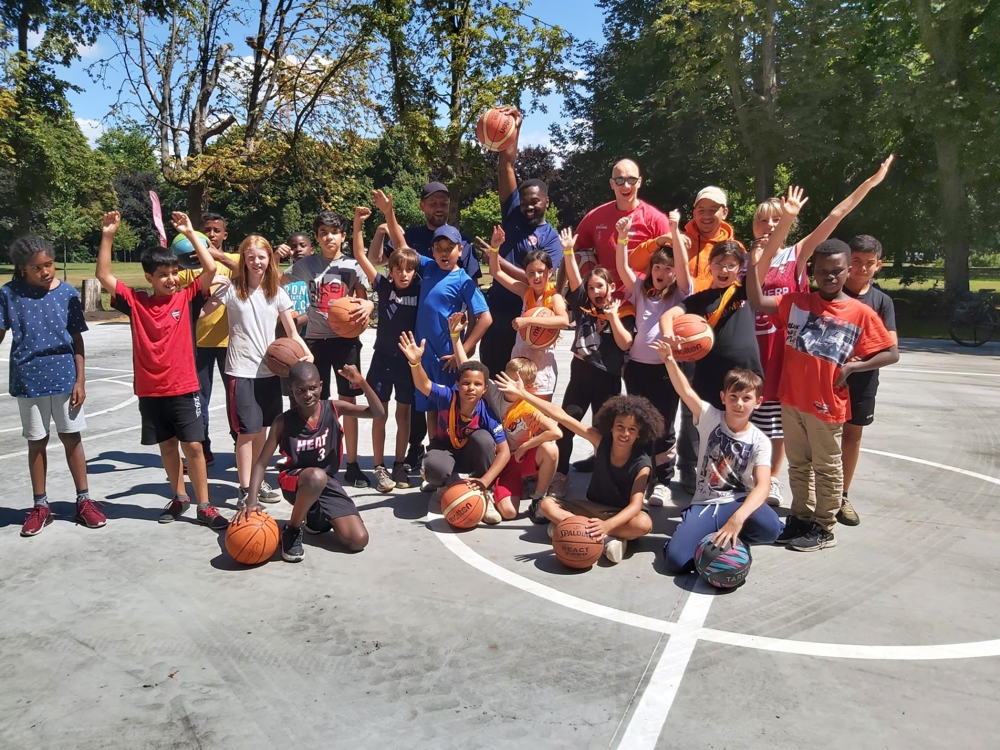 Opening basketbalplein Kielpark | groepsfoto met Quinten Smout en Kielse jongeren