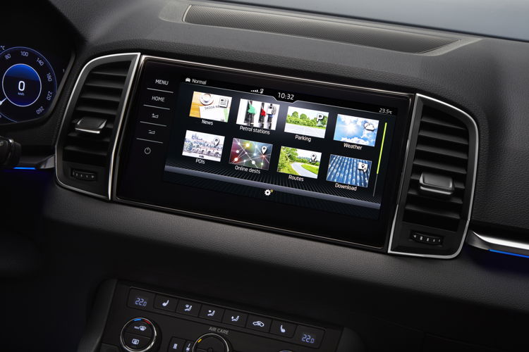 The ŠKODA KAROQ is at the top of its segment with innovative connectivity solutions. The infotainment building blocks come from the second generation of the Group’s Modular Infotainment Matrix, offering state-of-the-art functions, interfaces and equipped with capacitive touch displays.