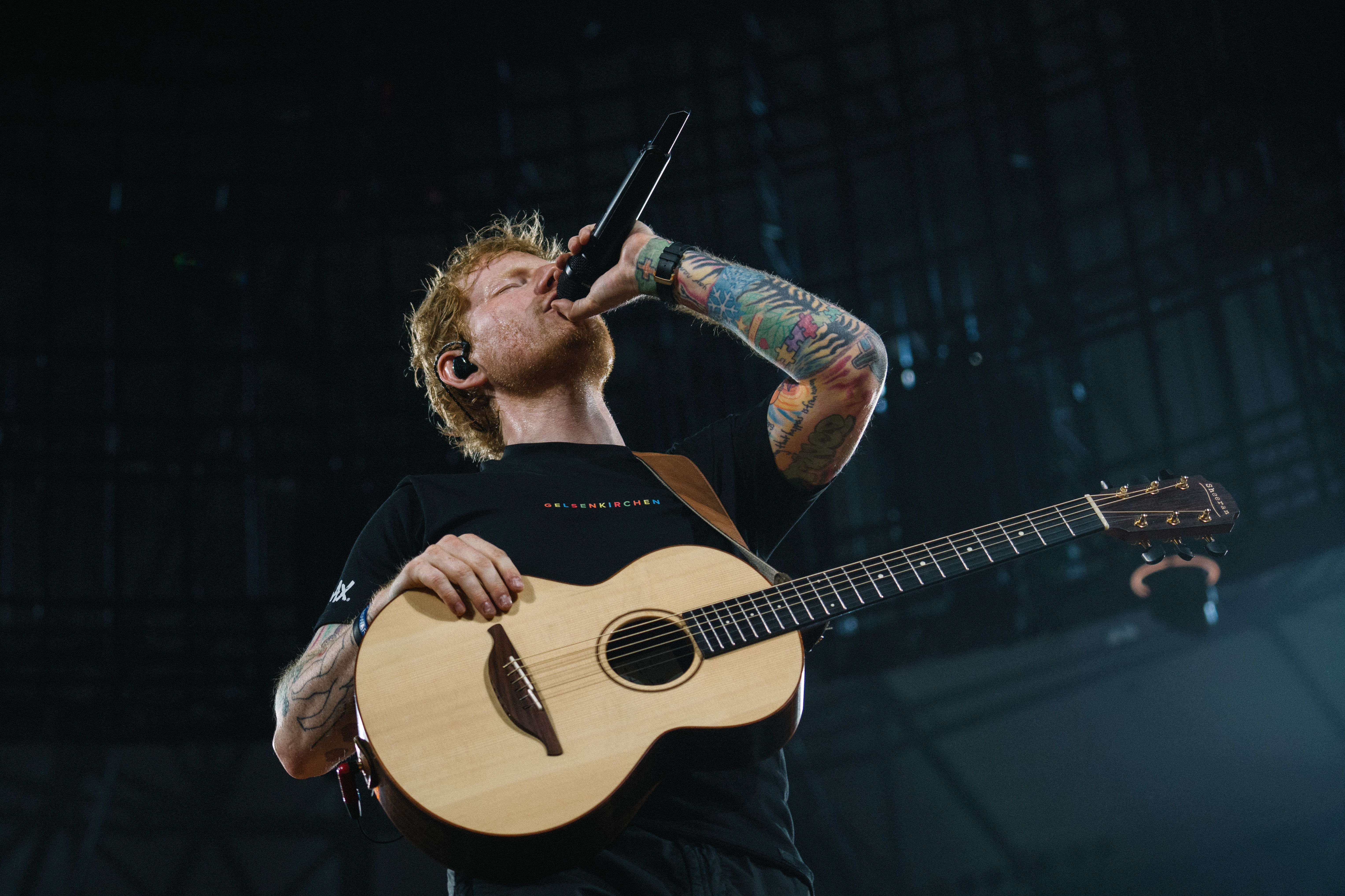 Ed Sheeran 在其 Mathematics 巡演中使用 Digital 6000 系列手持式话筒（搭配MM 435话筒头）进行演唱。图片来源：Zak Walters