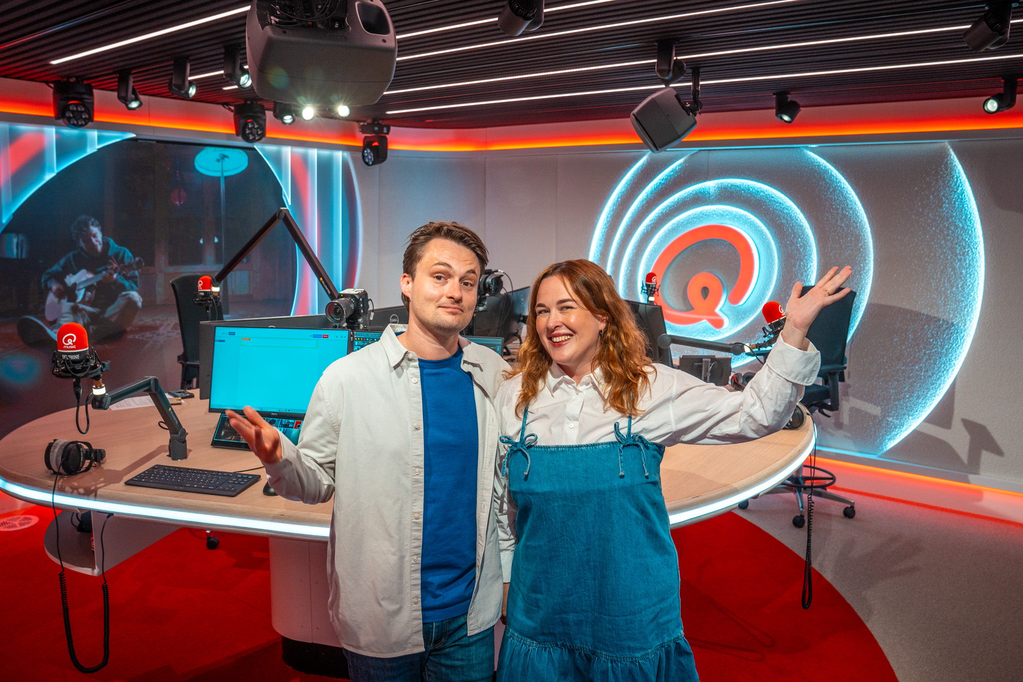 Q-dj’s Maarten & Dorothee mogen 100.000 euro weggeven als… ze blind ‘Het Contract’ tekenen