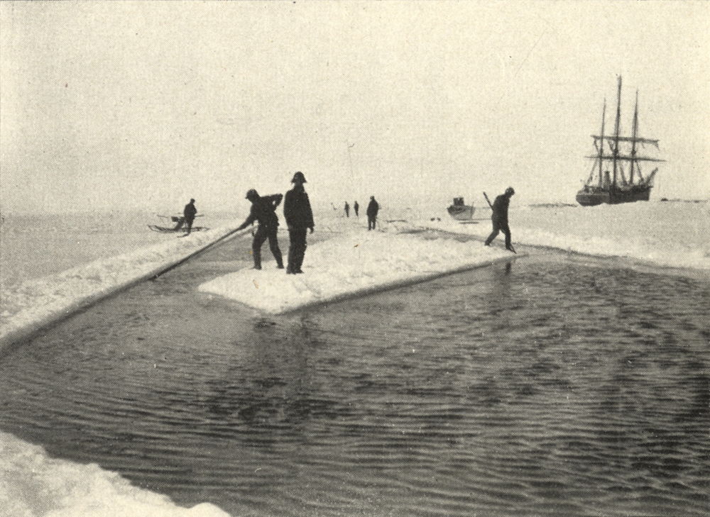 L'équipage creusant un passage dans la glace pour libérer la Belgica. (Provenance : Through the first antarctic night, 1898-1899 : a narrative of the voyage of the "Belgica" among newly discovered lands and over an unknown sea about the south pole / Frederick A. Cook)